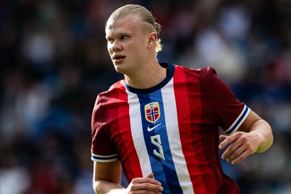 申花官方庆生海报出现低级翻译错误，将32nd写成32th