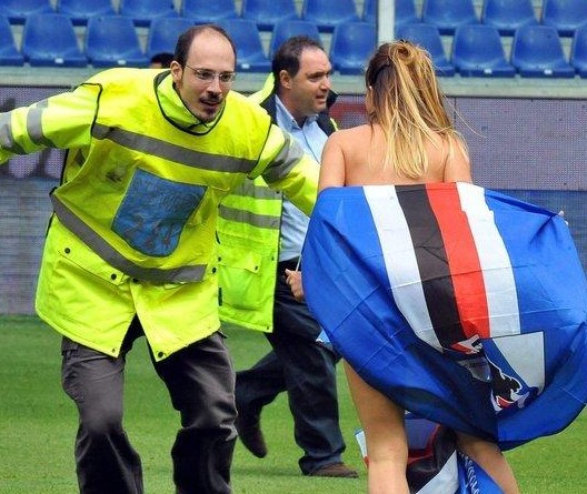 致敬CP3！快船主场球迷之墙摆满了保罗“空接之城”时期的球衣