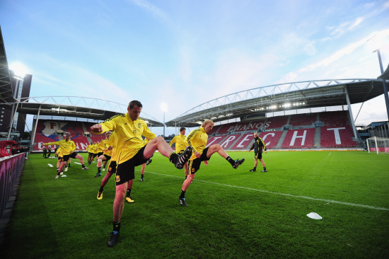 内马尔在桑托斯关键比赛中上演帽子戏法，助球队保级成功，展现坚韧与决心。